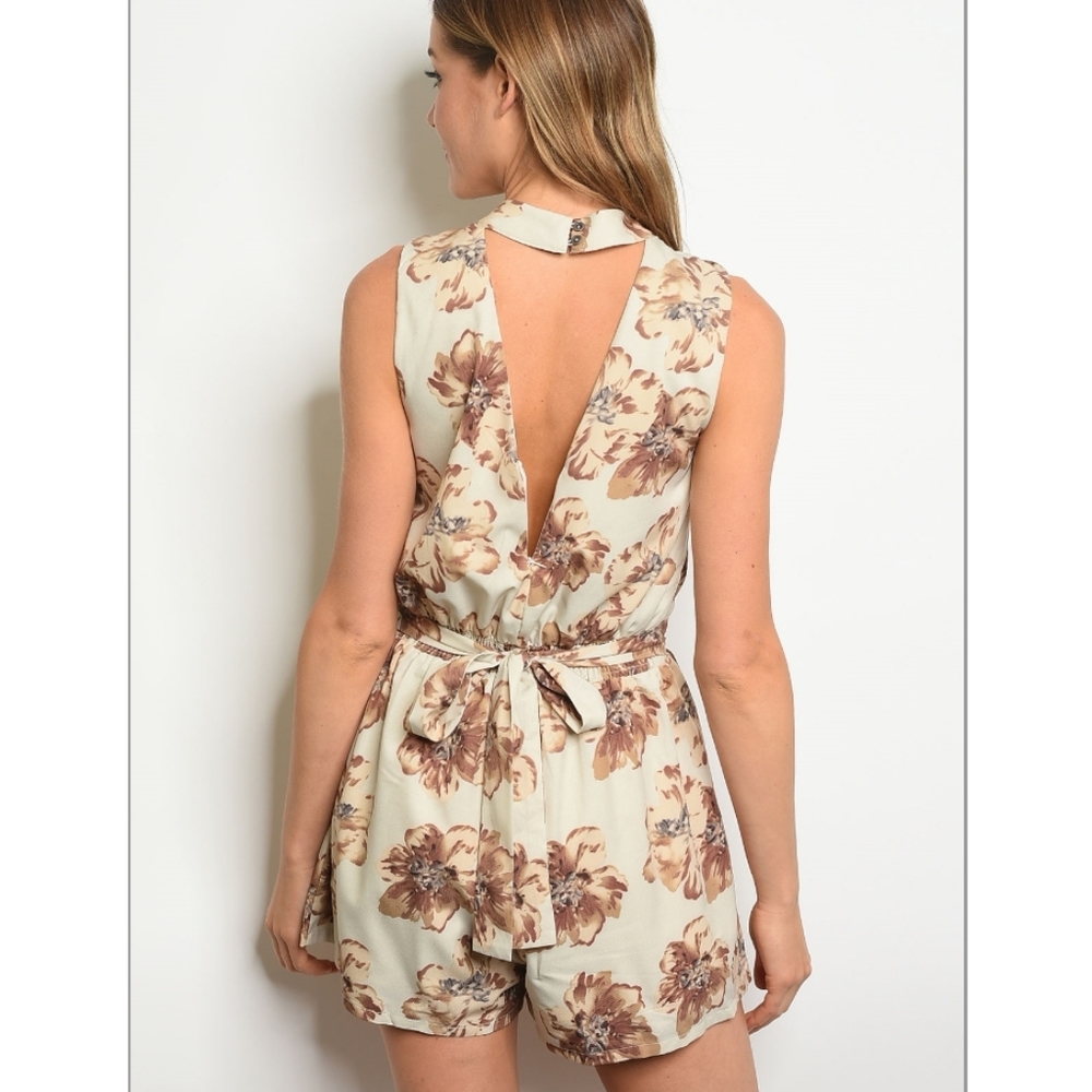 Love Riche Floral Romper - Picture 2 of 2